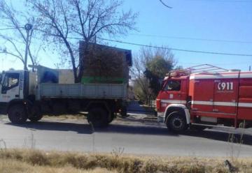 La autobomba de Bomberos volvió de un incendio remolcada por un camión