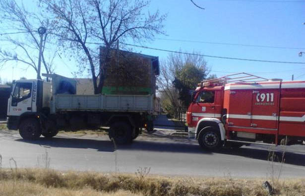 La autobomba de Bomberos volvió de un incendio remolcada por un camión