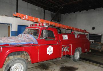 Bomberos van a los incendios en autos policiales por que su autobomba no funciona