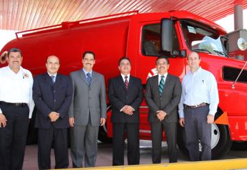 La empresa JATCO entrega camión cisterna a bomberos municipales