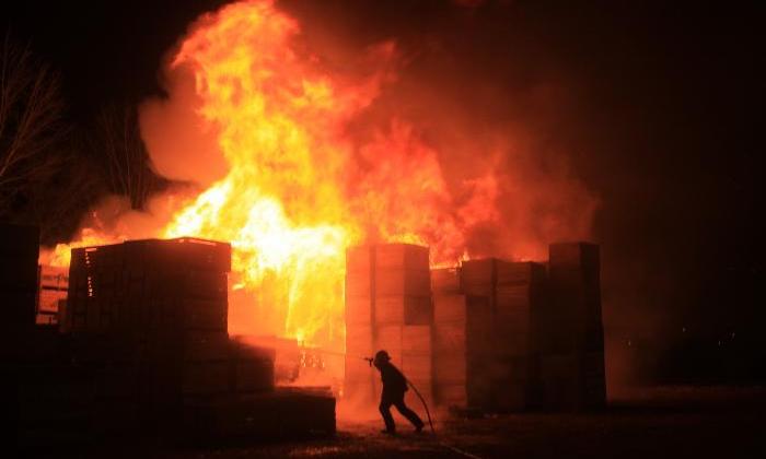 Incendio consumió bins en Allen