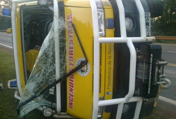 Un camión de bomberos despistó y volcó en Jardín América