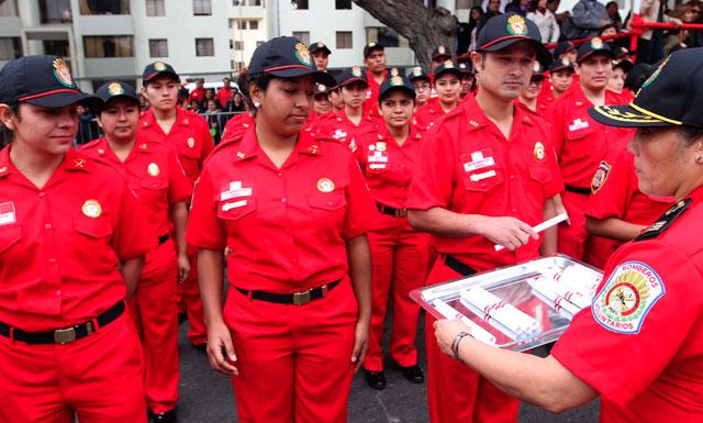 Se graduaron 280 bomberos voluntarios en Lima