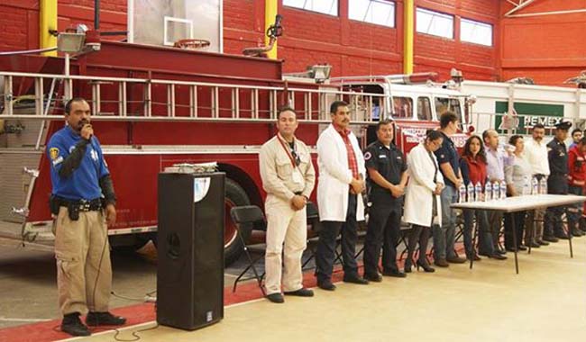 Capacitan a bomberos y personal de rescate