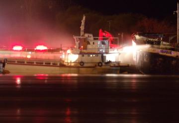 Dos bomberos muertos y al menos 18 heridos por un incendio de un barco