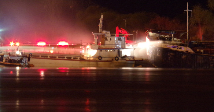 Dos bomberos muertos y al menos 18 heridos por un incendio de un barco