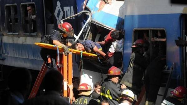 Procesan a tres bomberos por la tragedia de Once