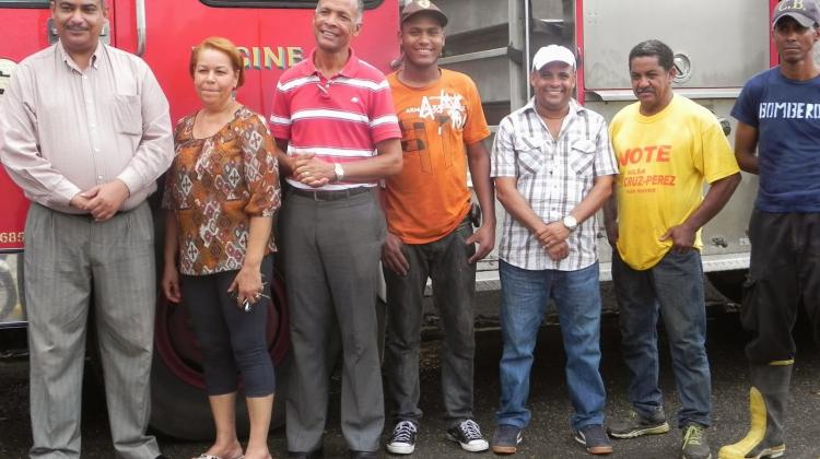 Ayuntamiento recibe el nuevo camion de los bomberos