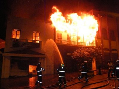 Cinco personas heridas y cuatro de ellos son bomberos en el incendio de Quero