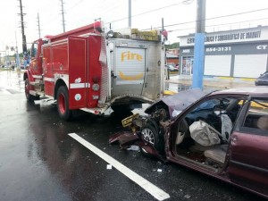 Un automóvil impacta contra una autobomba en  Manatí