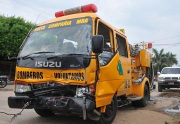 Cuatro bomberos y un menor heridos tras un choque de transito