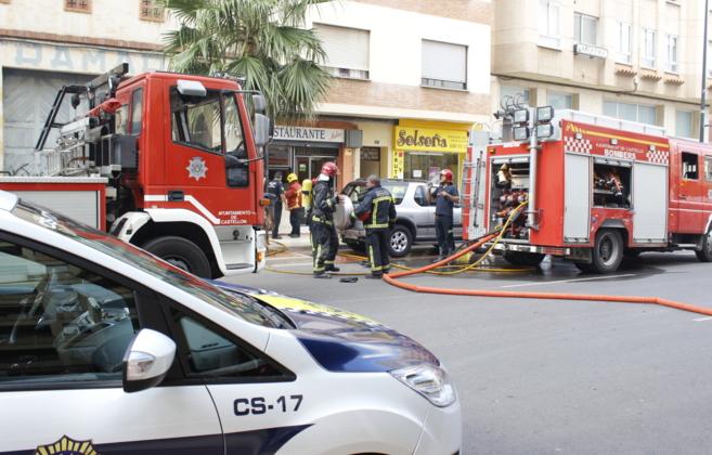 Tres bomberos heridos al sofocar un incendio en un piso de Castellón