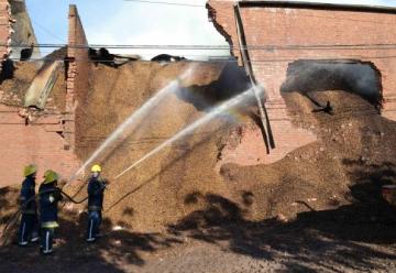 Un incendio en un depósito de granos, consumió por completo el cuartel de Bomberos Voluntarios