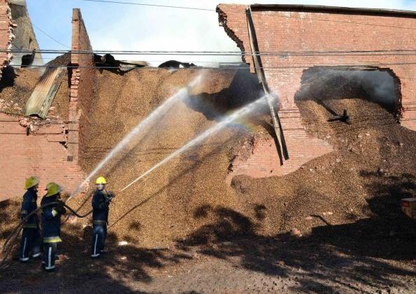 Un incendio en un depósito de granos, consumió por completo el cuartel de Bomberos Voluntarios