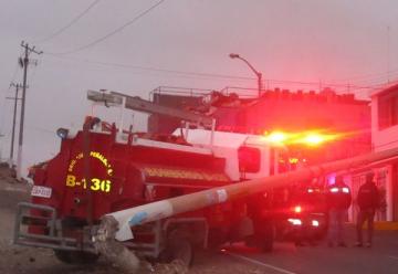 Un camión de Bomberos impactó contra un poste de líneas de media tensión