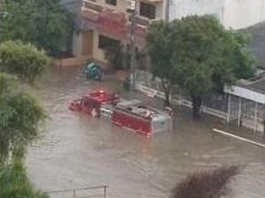 Carro de bomberos sufrió las consecuencias del aguacero