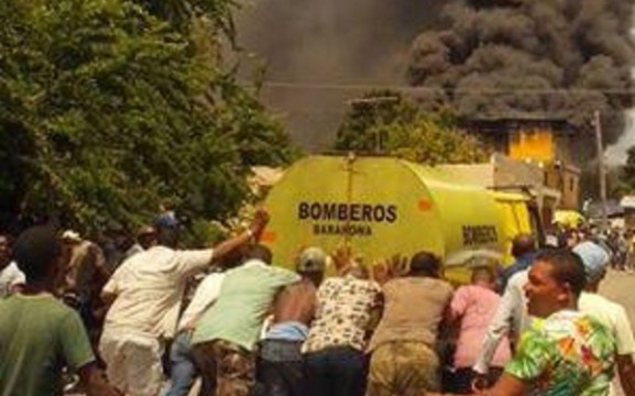 Fuego consume una ferretería; camión de bomberos se daña antes de llegar