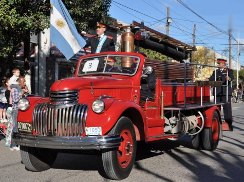 Colorido desfile de bomberos de Cañuelas en sus 70 años