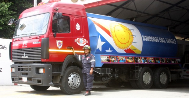 Bomberos de Vargas tienen un camión cisterna nuevo