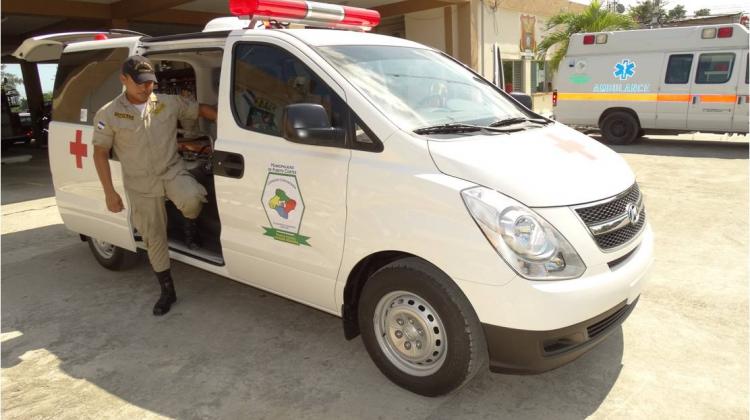Comisión de seguridad ciudadana entrega ambulancia a bomberos
