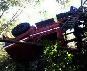 Muere bombero al volcarse en camión cisterna