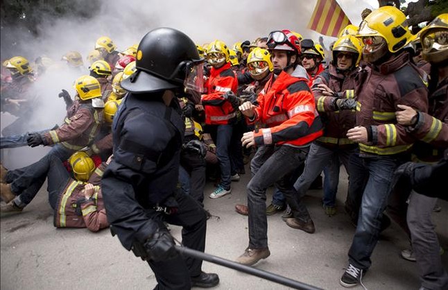 Condenados tres bomberos por agredir a policías en una protesta