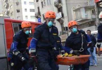 Bomberos demuestran su habilidad en simulacro de derrumbe