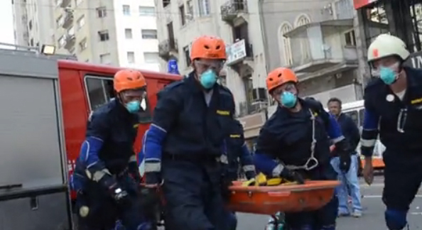 Bomberos demuestran su habilidad en simulacro de derrumbe