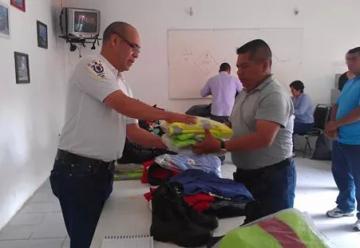 Dotan de uniformes a bomberos de Juchitán