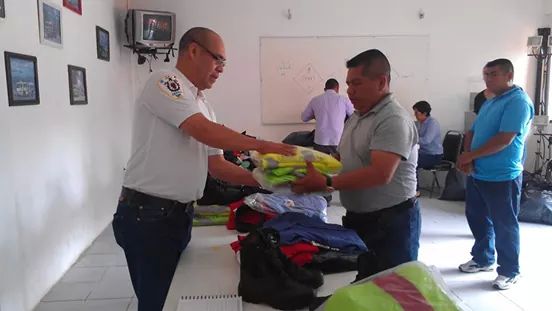 Dotan de uniformes a bomberos de Juchitán