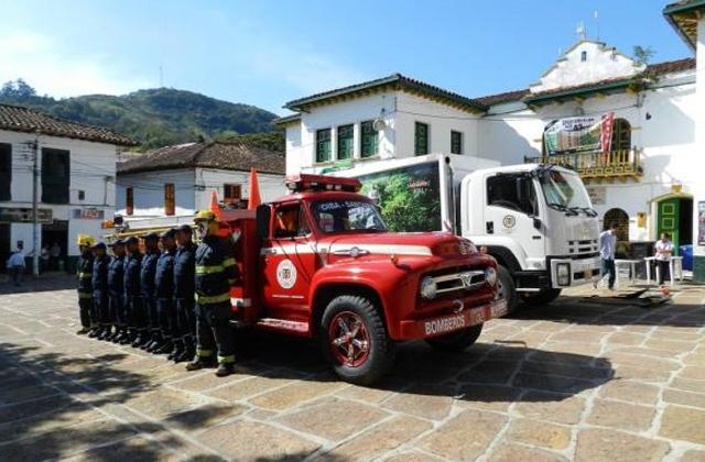 Entregaron vehículo para bomberos de oibanos