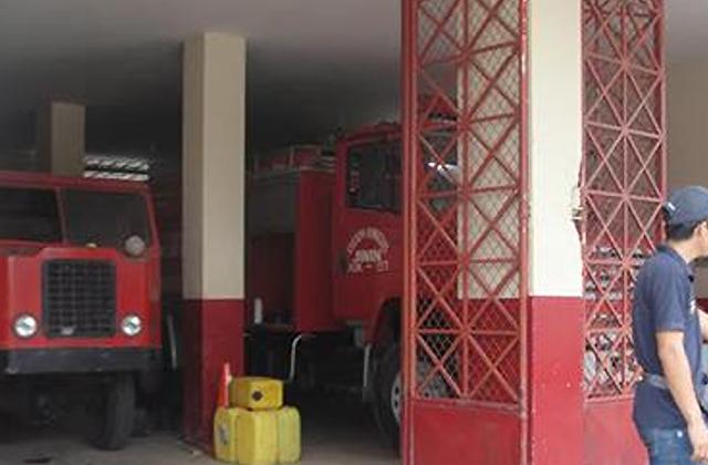 Bombero con falta de presupuesto, crisis y emergencias