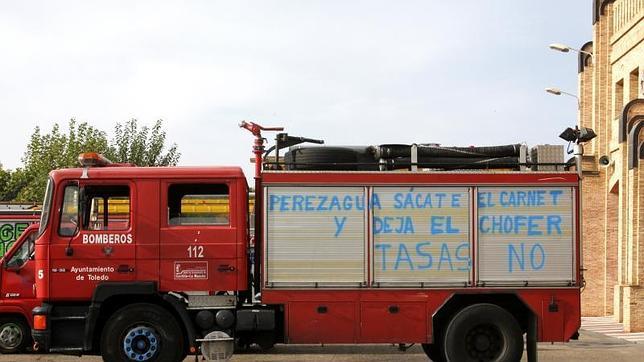 Las pintadas en los camiones de bomberos van dirigidas al alcalde, y al concejal