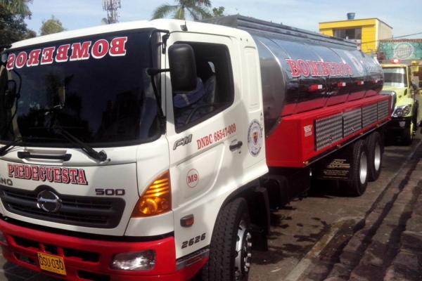 Bomberos Voluntarios de Piedecuesta, presento un nuevo camión tipo cisterna