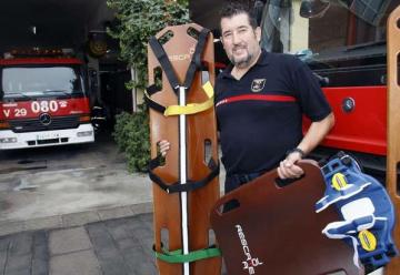 Un bombero patenta una tabla de rescate que agiliza la evacuación