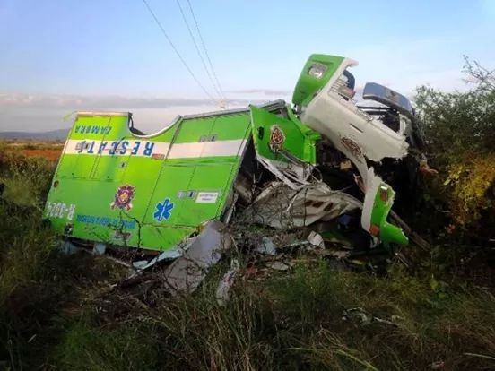 Vuelca ambulancia de Bomberos y deja dos socorristas heridos