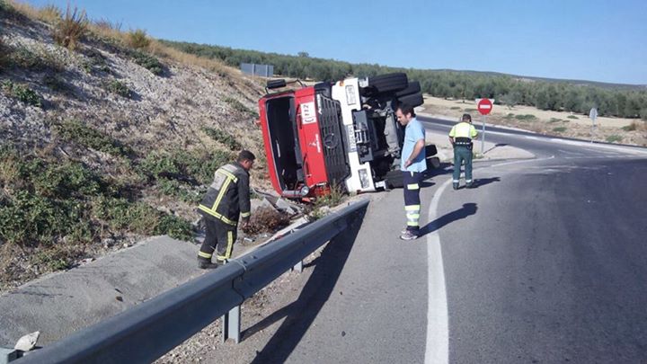 Vuelca un camión de bomberos y deja un herido