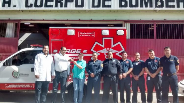 Entrega la Secretaría de Salud ambulancia a Bomberos de Parral