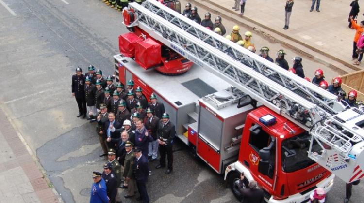 Gobierno regional hizo entrega de carro con escala a Bomberos de Valdivia