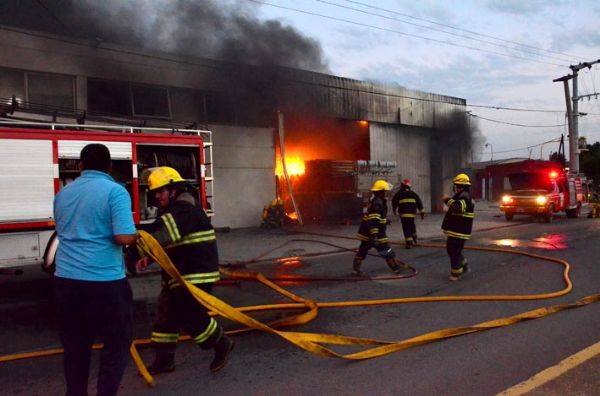 Voraz incendio en una empresa de Villa Nueva