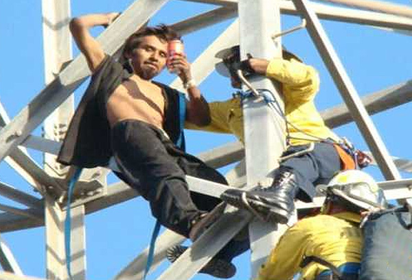 Bomberos de Tijuana rescatan a suicida de La Presa