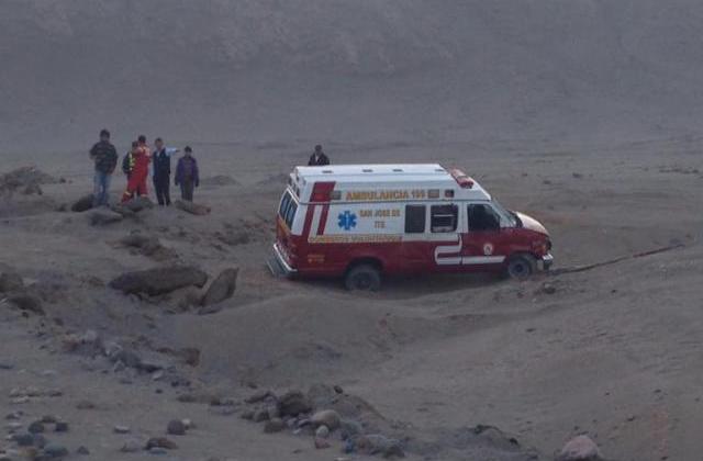 Ambulancia de bomberos despista y cae en hondonada