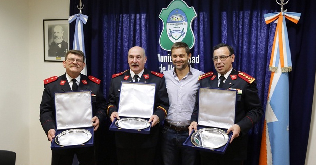 Reconocen a bomberos por sus 35 años de servicio