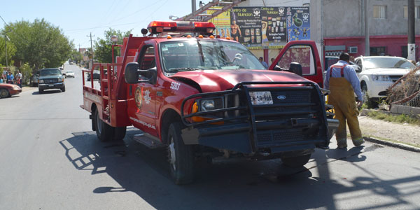 Choca autobús contra máquina de Bomberos