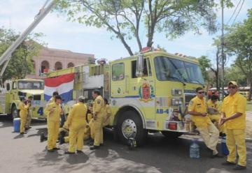 Bomberos permanecen en vigilia frente al Congreso