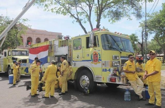 Bomberos permanecen en vigilia frente al Congreso
