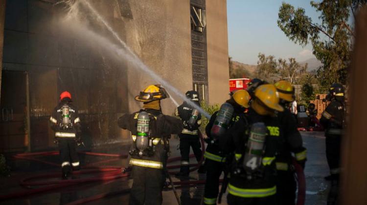 Incendio en bodega dejó tres bomberos con principios de asfixia
