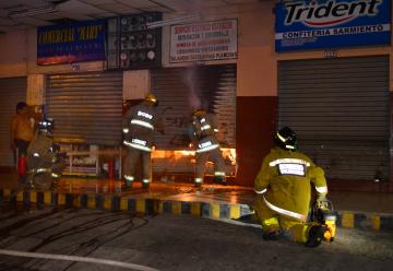 Incendio consumió un local en el centro de Guayaquil