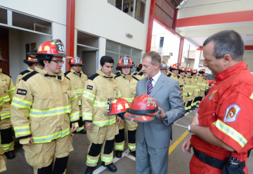 El Municipio de Miraflores entrega modernos uniformes a bomberos