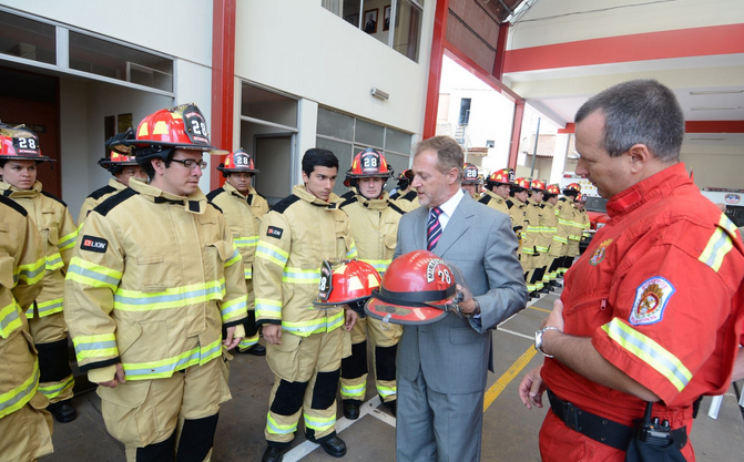 El Municipio de Miraflores entrega modernos uniformes a bomberos